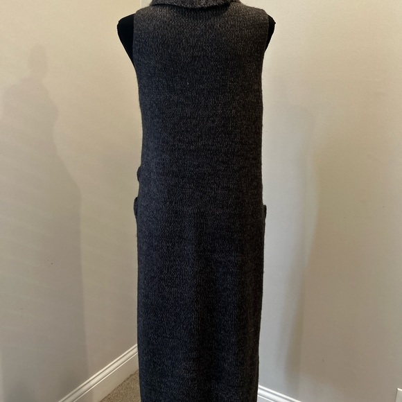 RD Style Turtle Neck no Sleeves with side slits. Size M - Picture 4 of 5